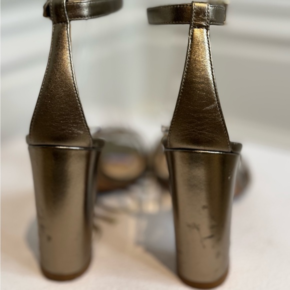 Can You Find A Better HOLIDAY VALENTINO HEEL??!! - Picture 7 of 10